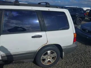 1999 Subaru Forester S with VIN JF1SF6554XH729909, listed as a IAAI auction lot 41722160 with 175,850 mi miles. Bid and sale history available at carsss.com. Image 6.