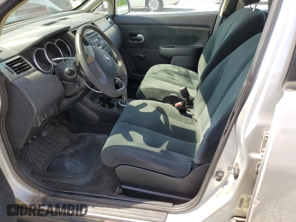 2011 Nissan Versa S z VIN 3N1BC1CP7BL440448, wystawiony jako Copart lot #58199525 z przebiegiem 155 043 mil mil oraz Szkoda całkowita • Salvage title. Historia ofert i sprzedaży dostępna na DreamBid. Obrazek 7.