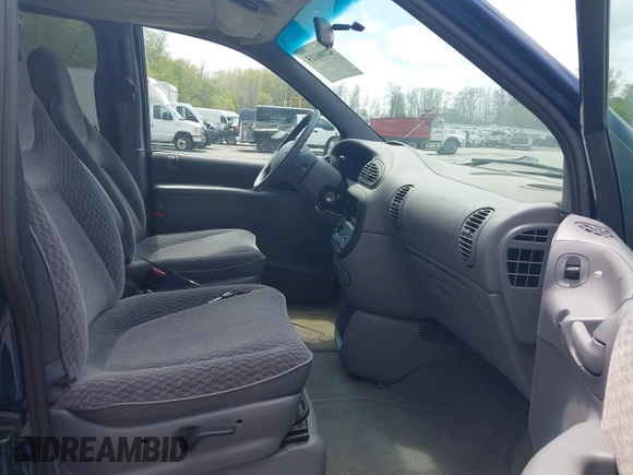 2000 Dodge Caravan SE with VIN 2B4GP45G3YR703761, listed as a IAAI auction lot 42106115 with 121,870 mi miles and . Bid and sale history available at carsss.com. Image 5.
