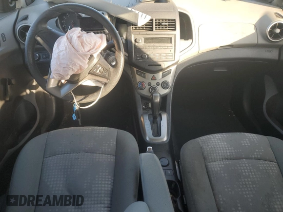 2015 Chevrolet Sonic LS z VIN 1G1JA5SH9F4117264, wystawiony jako Copart lot #42215585 z przebiegiem 55 869 mil mil oraz Szkoda całkowita • Salvage title. Historia ofert i sprzedaży dostępna na DreamBid. Obrazek 8.