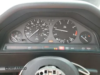 1988 BMW 3 Series z VIN WBABB1304J8271079, wystawiony jako Copart lot #87092254 z przebiegiem 119 119 mil mil oraz Szkoda całkowita • Salvage title. Historia ofert i sprzedaży dostępna na DreamBid. Obrazek 9.