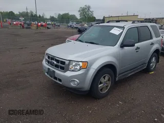 2010 Ford Escape XLT z VIN 1FMCU9DG5AKB16731, wystawiony jako IAAI lot #42322986 z przebiegiem 121 940 mil mil oraz . Historia ofert i sprzedaży dostępna na DreamBid. Obrazek 2.