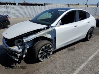 2024 Tesla Model Y Long Range z VIN 7SAYGDEE0RF169236, wystawiony jako Copart lot #50495155 z przebiegiem 13 550 mil mil oraz Szkoda całkowita • Salvage title. Historia ofert i sprzedaży dostępna na DreamBid. Obrazek 1.