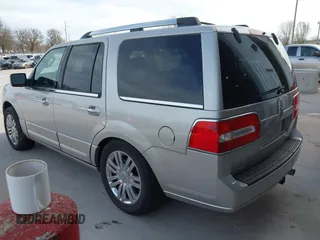 2007 Lincoln Navigator z VIN 5LMFU28537LJ23464, wystawiony jako IAAI lot #41860443 z przebiegiem 309 788 mil mil oraz . Historia ofert i sprzedaży dostępna na DreamBid. Obrazek 3.