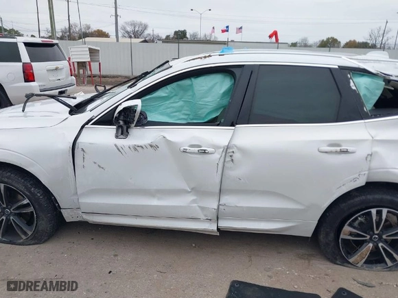 2021 Volvo XC60 Momentum with VIN YV4102DK6M1827283, listed as a IAAI auction lot 41388004 with 38,991 mi miles. Bid and sale history available at carsss.com. Image 14.