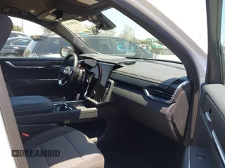 2025 GMC Acadia AWD Elevation z VIN 1GKENNRS9SJ216827, wystawiony jako IAAI lot #42408304 z przebiegiem 6 359 mil mil oraz . Historia ofert i sprzedaży dostępna na DreamBid. Obrazek 5.