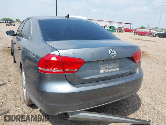 2013 Volkswagen Passat SE z VIN 1VWBH7A32DC011750, wystawiony jako IAAI lot #42199020 z przebiegiem 155 806 mil mil oraz . Historia ofert i sprzedaży dostępna na DreamBid. Obrazek 3.
