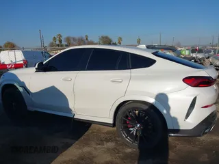 2021 BMW X6 sDrive40i z VIN 5UXCY4C06M9E16162, wystawiony jako IAAI lot #41279040 z przebiegiem 94 494 mil mil oraz . Historia ofert i sprzedaży dostępna na DreamBid. Obrazek 14.