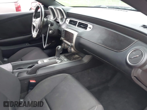 2013 Chevrolet Camaro LT z VIN 2G1FB1E37D9191210, wystawiony jako IAAI lot #42163053 z przebiegiem 316 976 mil mil oraz . Historia ofert i sprzedaży dostępna na DreamBid. Obrazek 5.