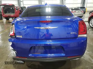 2018 Chrysler 300 S z VIN 2C3CCABG0JH227307, wystawiony jako Copart lot #52359835 z przebiegiem 141 832 mil mil oraz Szkoda całkowita • Salvage title. Historia ofert i sprzedaży dostępna na DreamBid. Obrazek 6.