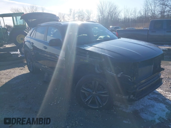 2020 Volkswagen Atlas SE with VIN 1V21E2CA9LC225525, listed as a IAAI auction lot 41742619 with 71,185 mi miles and . Bid and sale history available at DreamBid. Image 1.