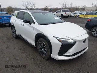 2024 Lexus RZ 300e Premium z VIN JTJABABB9RA004913, wystawiony jako IAAI lot #41914300 z przebiegiem 6 898 mil mil oraz . Historia ofert i sprzedaży dostępna na DreamBid. Obrazek 1.