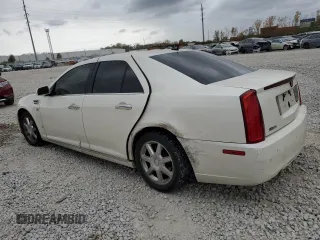 2008 Cadillac STS RWD z VIN 1G6DZ67A080170284, wystawiony jako Copart lot #78789724 z przebiegiem 185 571 mil mil oraz Szkoda całkowita • Salvage title. Historia ofert i sprzedaży dostępna na DreamBid. Obrazek 2.