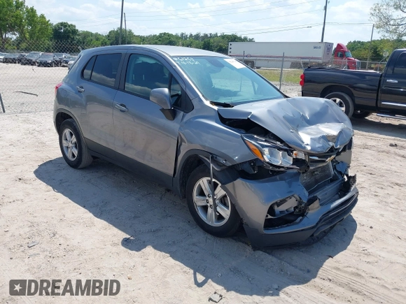 2020 Chevrolet Trax LS z VIN 3GNCJKSB0LL317005, wystawiony jako IAAI lot #39249708 z przebiegiem 59 860 mil mil oraz . Historia ofert i sprzedaży dostępna na DreamBid. Obrazek 1.