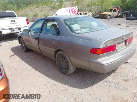 2001 Toyota Camry CE z VIN 4T1BG22K51U053555, wystawiony jako IAAI lot #42042788 z przebiegiem 279 347 mil mil oraz . Historia ofert i sprzedaży dostępna na DreamBid. Obrazek 3.