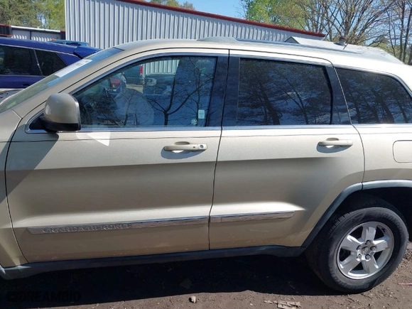 2011 Jeep Grand Cherokee Laredo with VIN 1J4RR4GG8BC590094, listed as a IAAI auction lot 41990149 with 178,510 mi miles. Bid and sale history available at carsss.com. Image 14.
