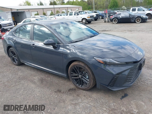 2025 Toyota Camry LE z VIN 4T1DAACK8SU111520, wystawiony jako IAAI lot #42045956 z przebiegiem 5 519 mil mil oraz . Historia ofert i sprzedaży dostępna na DreamBid. Obrazek 1.