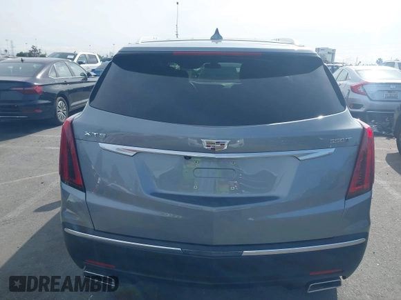 2023 Cadillac XT5 FWD Luxury z VIN 1GYKNAR49PZ137556, wystawiony jako IAAI lot #41934199 z przebiegiem 13 298 mil mil oraz . Historia ofert i sprzedaży dostępna na DreamBid. Obrazek 16.