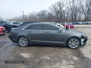 2015 Lincoln MKZ z VIN 3LN6L2JK4FR623686, wystawiony jako IAAI lot #41721095 z przebiegiem 197 922 mil mil oraz . Historia ofert i sprzedaży dostępna na DreamBid. Obrazek 14.