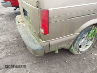 2004 Chevrolet Astro z VIN 1GNEL19X14B103027, wystawiony jako IAAI lot #42238802 z przebiegiem 155 347 mil mil oraz . Historia ofert i sprzedaży dostępna na DreamBid. Obrazek 6.