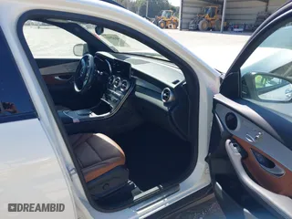 2022 Mercedes-Benz GLC with VIN W1N0G8DB8NV353854, listed as a IAAI auction lot 40655985 with 23,591 mi miles. Bid and sale history available at carsss.com. Image 5.