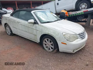 2008 Chrysler Sebring Touring z VIN 1C3LC55R28N689132, wystawiony jako IAAI lot #42410651 z przebiegiem 152 797 mil mil oraz . Historia ofert i sprzedaży dostępna na DreamBid. Obrazek 1.