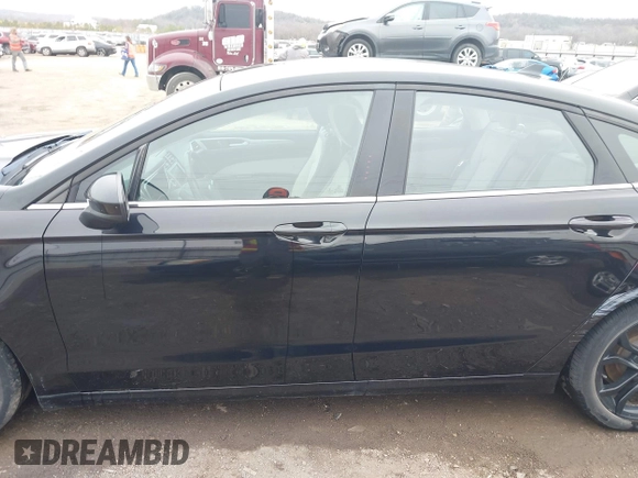 2019 Ford Fusion SE with VIN 3FA6P0HD1KR199226, listed as a IAAI auction lot 41525292 with 71,242 mi miles. Bid and sale history available at carsss.com. Image 14.