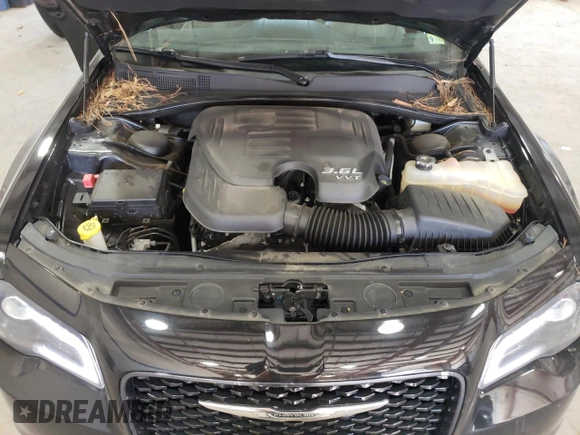 2020 Chrysler 300 S z VIN 2C3CCABGXLH145751, wystawiony jako Copart lot #46607105 z przebiegiem 75 546 mil mil oraz Szkoda całkowita • Salvage title. Historia ofert i sprzedaży dostępna na DreamBid. Obrazek 11.