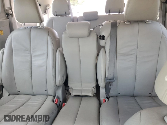 2012 Toyota Sienna XLE AAS z VIN 5TDYK3DC9CS243892, wystawiony jako Copart lot #61198555 z przebiegiem 129 061 mil mil oraz Nie do naprawy • Non repairable. Historia ofert i sprzedaży dostępna na DreamBid. Obrazek 10.