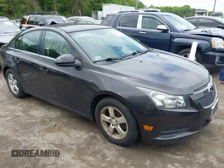 2014 Chevrolet Cruze 1LT z VIN 1G1PC5SB9E7252774, wystawiony jako IAAI lot #42289820 z przebiegiem 91 255 mil mil oraz . Historia ofert i sprzedaży dostępna na DreamBid. Obrazek 1.
