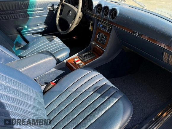 1981 Mercedes-Benz 380 SL z VIN WDBBA45A0BB007602, wystawiony jako IAAI lot #42175344 z przebiegiem 96 861 mil mil oraz . Historia ofert i sprzedaży dostępna na DreamBid. Obrazek 5.