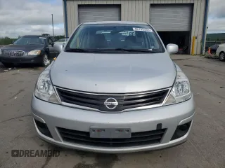 2010 Nissan Versa S z VIN 3N1BC1AP9AL420459, wystawiony jako Copart lot #56132335 z przebiegiem 174 094 mil mil oraz Szkoda całkowita • Salvage title. Historia ofert i sprzedaży dostępna na DreamBid. Obrazek 5.