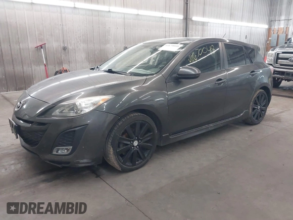 2011 Mazda 3 S Grand Touring z VIN JM1BL1M53B1432526, wystawiony jako IAAI lot #41670048 z przebiegiem 105 407 mil mil oraz . Historia ofert i sprzedaży dostępna na DreamBid. Obrazek 2.