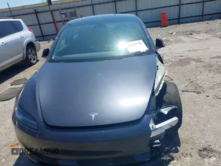 2025 Tesla Model 3 Long Range z VIN 5YJ3E1EB6SF924607, wystawiony jako IAAI lot #42255758 z przebiegiem 5 881 mil mil oraz . Historia ofert i sprzedaży dostępna na DreamBid. Obrazek 11.
