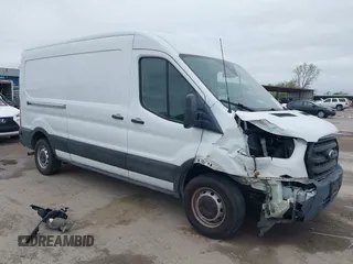 2020 Ford Transit Cargo z VIN 1FTBR1C84LKA42380, wystawiony jako IAAI lot #41909430 z przebiegiem 112 747 mil mil oraz . Historia ofert i sprzedaży dostępna na DreamBid. Obrazek 1.