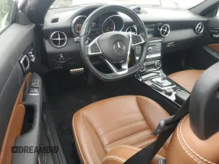 2017 Mercedes-Benz SLC 43 AMG z VIN WDDPK6GA1HF130801, wystawiony jako Copart lot #53810805 z przebiegiem 39 428 mil mil oraz Szkoda całkowita • Salvage title. Historia ofert i sprzedaży dostępna na DreamBid. Obrazek 8.