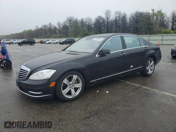 2010 Mercedes-Benz S 550 z VIN WDDNG8GB9AA335198, wystawiony jako Copart lot #57104175 z przebiegiem 43 121 mil mil oraz Szkody całkowita. Historia ofert i sprzedaży dostępna na DreamBid. Obrazek 1.