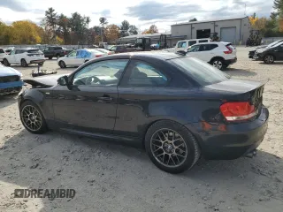 2013 BMW 1 Series 128i z VIN WBAUP9C57DVF46781, wystawiony jako Copart lot #77449004 z przebiegiem 98 551 mil mil oraz Czysty tytuł • Clean title. Historia ofert i sprzedaży dostępna na DreamBid. Obrazek 2.