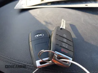 2017 Kia Sorento LX with VIN 5XYPG4A3XHG220228, listed as a IAAI auction lot 41865387 with 305,857 mi miles. Bid and sale history available at carsss.com. Image 11.
