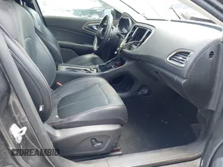 2015 Chrysler 200 C z VIN 1C3CCCCGXFN514288, wystawiony jako IAAI lot #42492656 z przebiegiem 58 429 mil mil oraz . Historia ofert i sprzedaży dostępna na DreamBid. Obrazek 5.