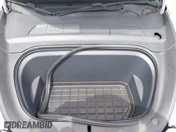 2020 Tesla Model Y Long Range with VIN 5YJYGDEE2LF058515, listed as a IAAI auction lot 41932748 with 62,885 mi miles and . Bid and sale history available at DreamBid. Image 10.