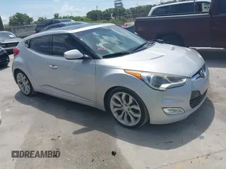 2012 Hyundai Veloster w/Gray Int z VIN KMHTC6ADXCU028115, wystawiony jako IAAI lot #42361550 z przebiegiem 118 920 mil mil oraz . Historia ofert i sprzedaży dostępna na DreamBid. Obrazek 1.