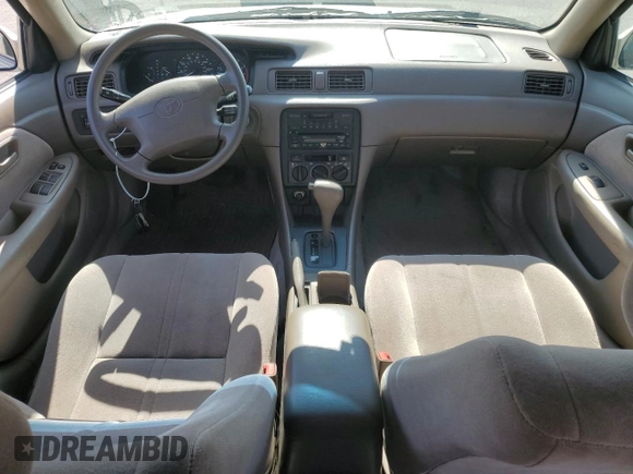 1998 Toyota Camry LE z VIN JT2BG22K8W0192431, wystawiony jako Copart lot #59421795 z przebiegiem 63 232 mil mil oraz Czysty tytuł • Clean title. Historia ofert i sprzedaży dostępna na DreamBid. Obrazek 8.