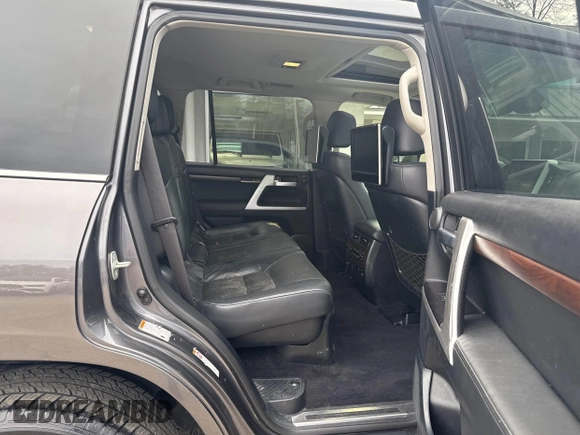 2017 Toyota Land Cruiser z VIN JTMCY7AJ5H4049172, wystawiony jako IAAI lot #41925730 z przebiegiem 204 444 mil mil oraz . Historia ofert i sprzedaży dostępna na DreamBid. Obrazek 8.