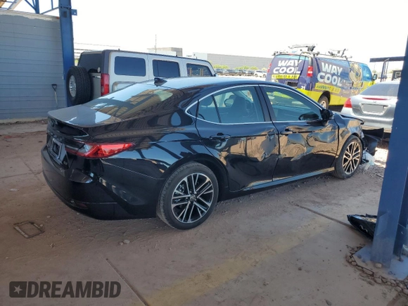 2025 Toyota Camry LE z VIN 4T1DAACK5SU592617, wystawiony jako Copart lot #56370875 z przebiegiem 1 615 mil mil oraz Szkoda całkowita • Salvage title. Historia ofert i sprzedaży dostępna na DreamBid. Obrazek 3.