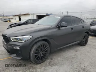2021 BMW X6 xDrive40i z VIN 5UXCY6C0XM9E62735, wystawiony jako Copart lot #56068345 z przebiegiem 106 034 mil mil oraz Szkoda całkowita • Salvage title. Historia ofert i sprzedaży dostępna na DreamBid. Obrazek 1.