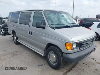2003 Ford Econoline Passenger XL with VIN 1FBSS31L53HB42092, listed as a IAAI auction lot 41520622 with 89,125 mi miles. Bid and sale history available at carsss.com. Image 1.