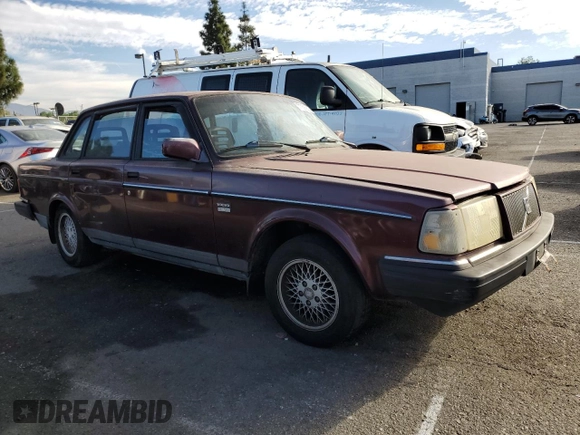 1993 Volvo 240 z VIN YV1AS8801P1487953, wystawiony jako Copart lot #77392634 z przebiegiem 270 844 mil mil oraz Szkody całkowita. Historia ofert i sprzedaży dostępna na DreamBid. Obrazek 4.