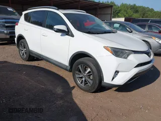 2018 Toyota RAV4 XLE z VIN 2T3WFREV8JW423617, wystawiony jako IAAI lot #42299914 z przebiegiem 56 719 mil mil oraz . Historia ofert i sprzedaży dostępna na DreamBid. Obrazek 1.