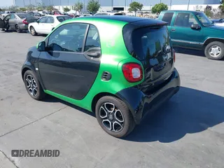 2017 Smart fortwo Pure z VIN WMEFJ9BA9HK226752, wystawiony jako IAAI lot #42420588 z przebiegiem Nie podano mil oraz . Historia ofert i sprzedaży dostępna na DreamBid. Obrazek 3.